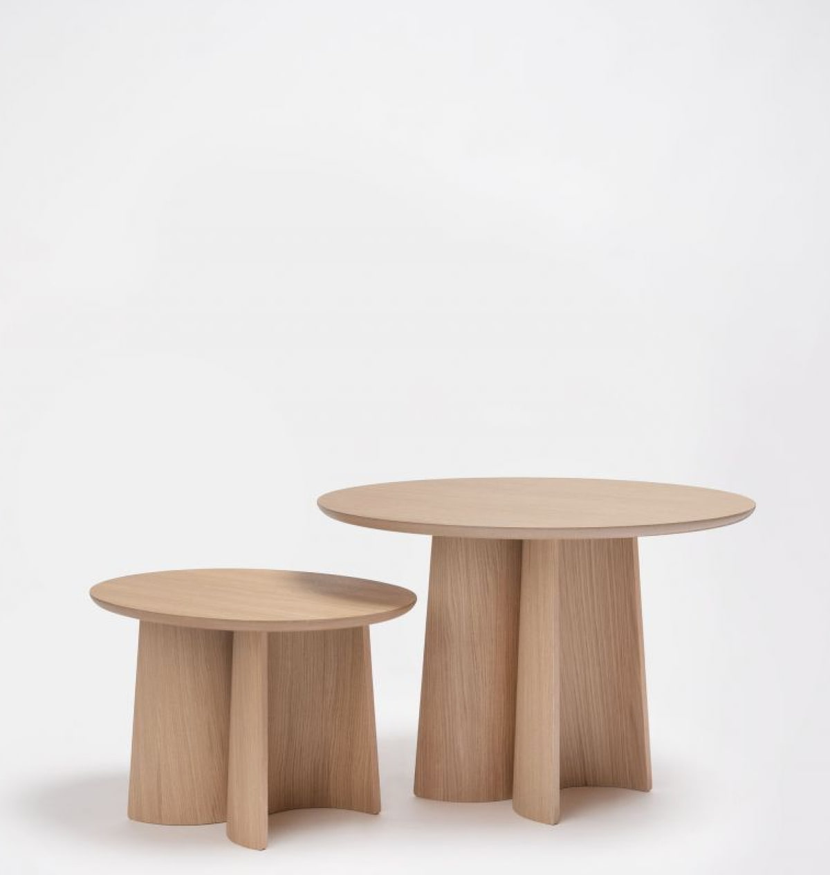 ergoform von Scheschy GmbH Zwei Beistelltische aus Holz in einem modernen Design