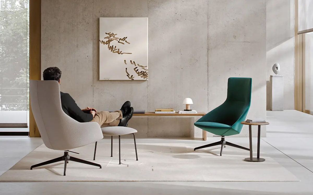 ergoform von Scheschy GmbH Zwei Loungesessel, eine Holzbank, Bild an der Wand