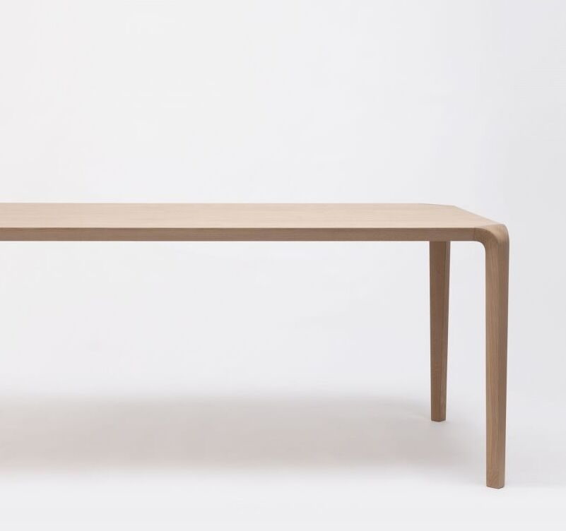 ergoform von Scheschy GmbH Ein Holztisch in schlichtem Design