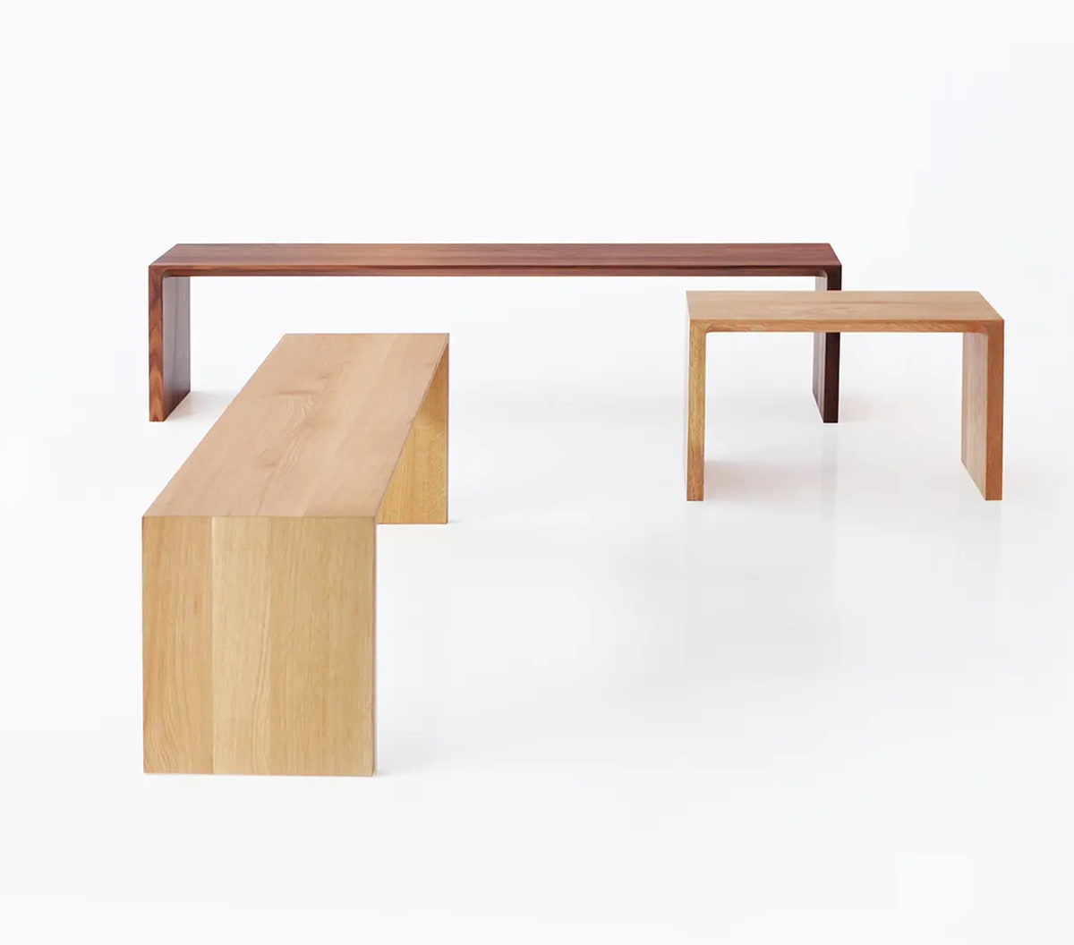 ergoform von Scheschy GmbH Drei Holzbänke in modernem Design